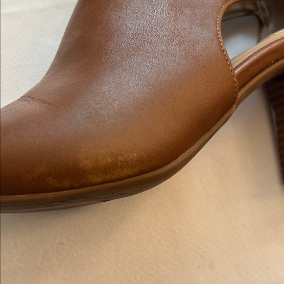 Women’s Leather Block Heel Peep Toe Shoe
little faded on the side of both shoes - Picture 5 of 8